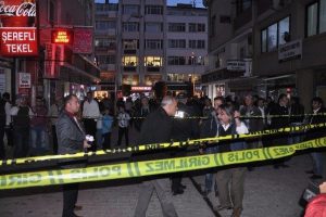 Gen&ccedil; b&uuml;feciye d&uuml;kkanında kurşun yağmuru