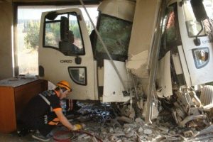 Kaza yapan TIR s&uuml;r&uuml;c&uuml;s&uuml; ara&ccedil;ta sıkıştı