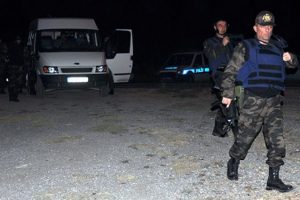 Patronuna kızdı, polise ateş etti
