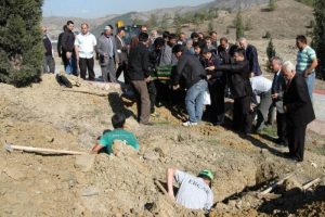 Afganistanlı 3 kardeş toprağa verildi