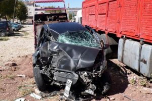 Otomobil TIR'a &ccedil;arptı: 1 yaralı