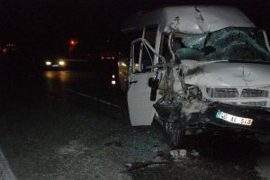 &Ouml;ğrenci taşıyan minib&uuml;s kaza yaptı