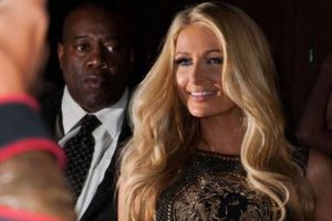 Paris Hilton canlı yayında sunucuya &ccedil;ıkıştı
