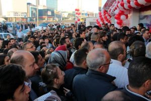 B&uuml;y&uuml;k indirim izdiham yarattı!
