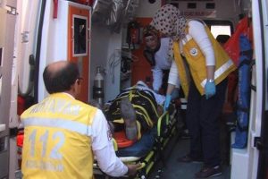 Otomobil ile motosiklet &ccedil;arpıştı