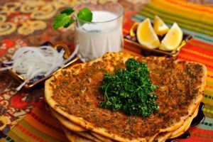 Lahmacunla bindi, otob&uuml;sten attılar