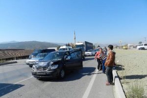 Otomobil kırmızı ışıkta duramadı