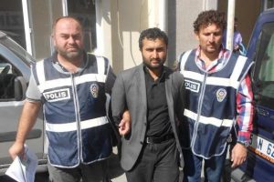 Polis ş&uuml;phendi ve dolandırıcıyı yakaladı