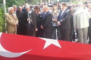 Deniz Cora babasını son yolculuğuna uğurladı