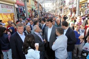 D&uuml;ndar esnaf ve belediye personeliyle bayramlaştı