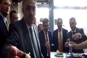 Bakan'a nazar boncuğu hediye etti
