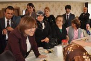 Fatma Şahin Huzerevi'nde yaşlılarla buluştu