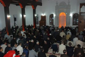 Yanan Ulucami'de 18 ay sonra ilk namaz