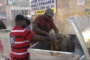 &Ccedil;&ouml;pe atılan sakatatları Afrikalılar topladı
