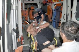 Bayram ziyaretinde oğlunu bı&ccedil;akladı
