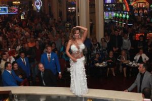 Asena sahnede 1.5 saat dans etti