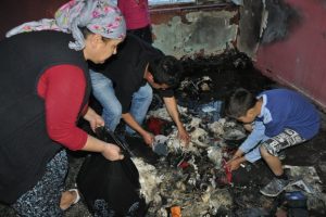Bayramda evleri yandı