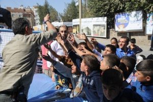 Cizre polisinden 'taş atma hediye al' projesi
