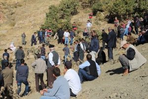Pikniğe giderken şarampole u&ccedil;tular: 2 &ouml;l&uuml;, 10 yaralı