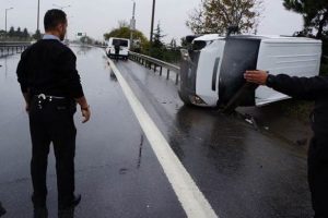 Kaza yapan banka aracı polisi alarma ge&ccedil;irdi