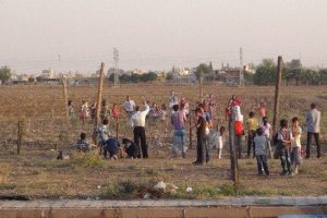 Tel &ouml;rg&uuml;lerin arkasından bayramlaştılar