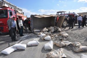 Trakt&ouml;r ile kamyonet &ccedil;arpıştı: 6 yaralı