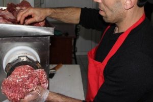 Et satışı duran kasaplar kıyma &ccedil;ekiyor