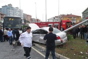 Otob&uuml;s ile otomobil &ccedil;arpıştı: 3 yaralı