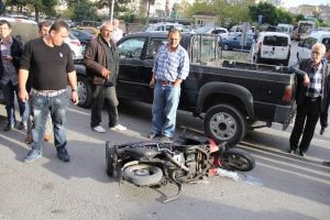 Kamyonet motosiklete &ccedil;arptı: 1 yaralı