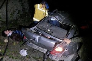 Lastiği patladı, su kanalına u&ccedil;tu