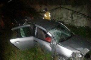 Lastiği patlayan otomobil su kanalına yuvarlandı