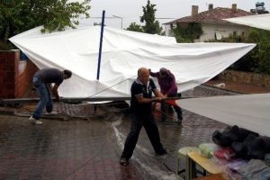 Yağış ve fırtına pazarcıyı vurdu