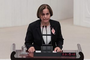 Milletvekili Savaşer'in ayağı kırıldı