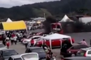 Kamyon insanları ezdi