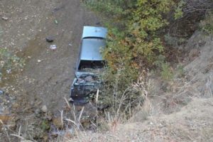 Bursa'da otomobil 25 metrelik u&ccedil;uruma yuvarlandı