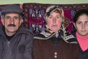 Hayatları annelerinin "sırtında" ge&ccedil;iyor