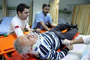 Dereye d&uuml;şen yaşlı adam &ouml;l&uuml;mden d&ouml;nd&uuml;