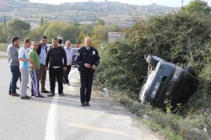 Kamyonetin lastiği patladı