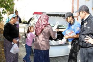 Polisten mağdur ailelere kurbanlık et dağıtımı