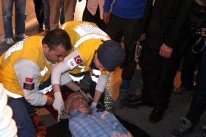 Yolun karşısına ge&ccedil;erken otomobil &ccedil;arptı
