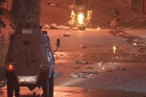 Polis aracına molotof 2 polis yaralı!