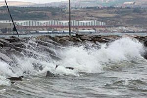 Karadeniz'i fırtına vurdu