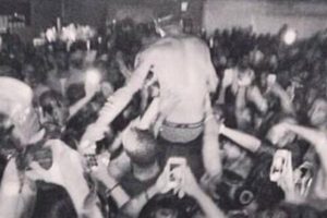 Justin Bieber yine korumasının omzunda
