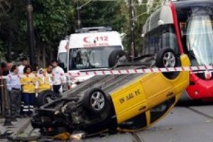 Fatih'te tramvay taksiye &ccedil;arptı
