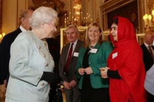 Krali&ccedil;e II. Elizabeth Malala ile g&ouml;r&uuml;şt&uuml;