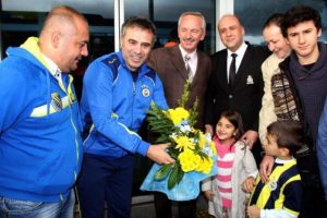 Fenerbah&ccedil;e &ccedil;i&ccedil;eklerle karşılandı