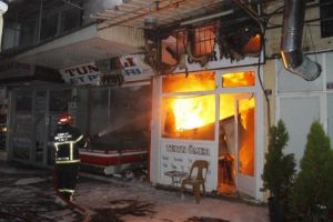 İneg&ouml;l Kapalı &Ccedil;arşı'da yangın