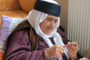 108 yaşında ama &ccedil;orap &ouml;r&uuml;yor