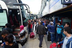 Otogar ve yollarda d&ouml;n&uuml;ş yoğunluğu