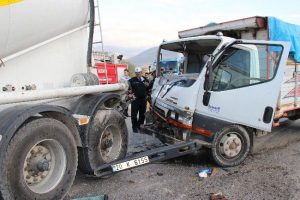 Kamyonet TIR'a &ccedil;arptı: 1 yaralı